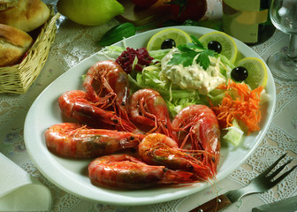 Plato de gambas y langostinos a la plancha, con ensalada.