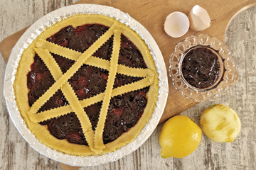 crostata alla marmellata di more cruda dall'alto