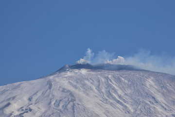 Vulcano Etna durante una eruzione di cenere e gas. Veduta dal versante occidentale. Gennaio 2019,...