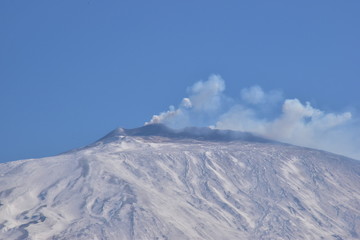 Vulcano Etna durante una eruzione di cenere e gas. Veduta dal versante occidentale. Gennaio 2019,...