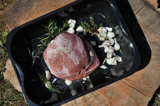 Schweinefleisch in einem Br&auml;ter 