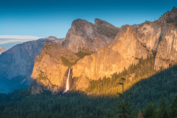 Fototapeta premium Bridalveil Falls at Sunset