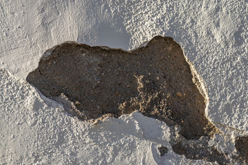 Verputz und Farbe brökeln ab, Bauschäden, Wasserschaden oder Frostschaden an heller Gebäudewand...