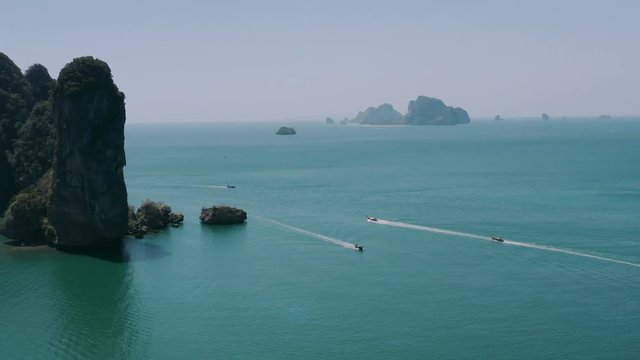 bateau qui se croisent sur mer turquoise