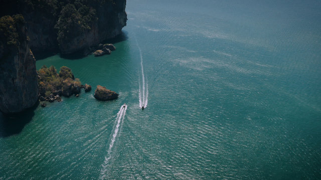 magnifique lagon avec bateaux
