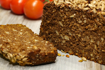 Schwarzes Brot mit Tomaten