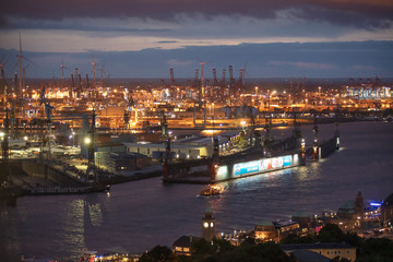 Fototapeta premium Hamburg Hafen bei Nacht