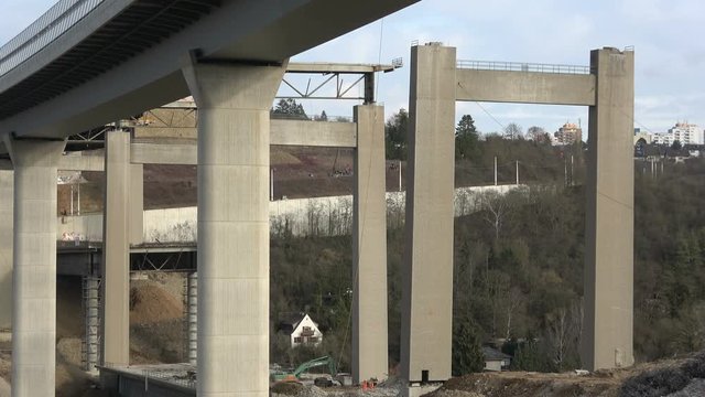Abriss der alten Br&uuml;ckenpfeiler und Neubau der Autobahnbr&uuml;cke A3 bei W&uuml;rzburg, Bayern