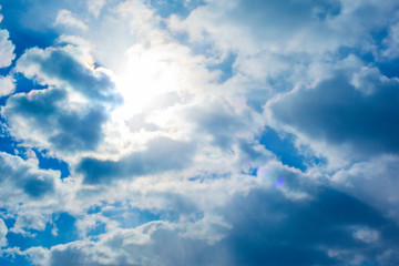 Obraz premium cloudy sky through which the sun breaks
