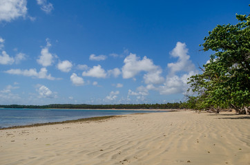 Paisagem de praia na ilha de Boipeba Bahia, Brasil. Fevereiro 2019.