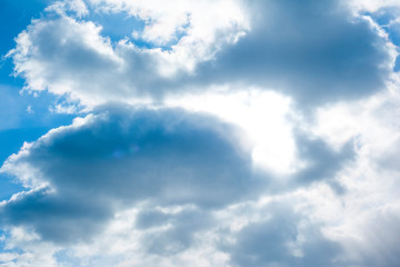 Obraz premium cloudy sky through which the sun breaks