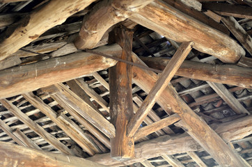 Holzbalken in einer Dachkonstruktion