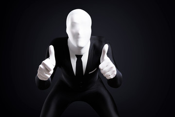 Mann im Morphsuit mit Daumen Hoch Geste 