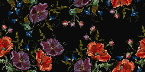 Fleurs violettes et coquelicots rouges transparente motif. Art de printemps de broderie. Modèle de mode pour vêtements, textiles, conception de t-shirts