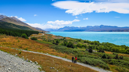 Fototapeta na wymiar Lake Pukaki and the way to Mount Cook on the South Island
