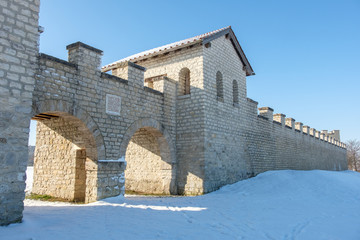 Tor eines Römerkastell im Gegenlicht