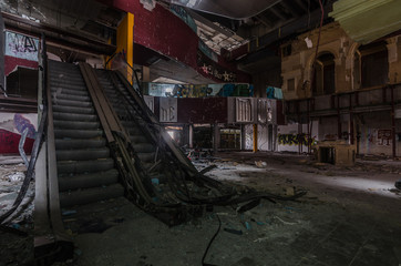 rolltreppe in verfallenen kaufhaus