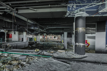 verlassene halle in einem einkaufshaus