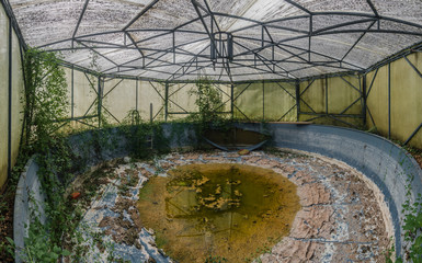 verlassenes schwimmbad mit dach panorama