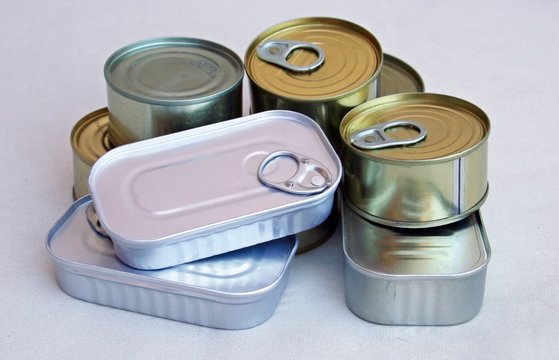 Bodeg&oacute;n de latas de conservas.