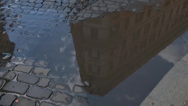 Roma (Patrimonio de la Humanidad). SPQR. Ciudad Eterna. Imagen de palacio reflejada en el agua. Lazio, Italia, Europa.
