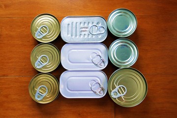 Bodegón de latas de conservas.