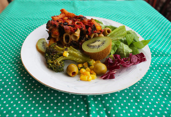 Salad of olives, lettuce, kiwi and radicchio 