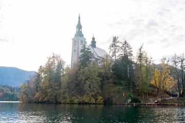 Naklejka premium Beautiful autumn landscape around Lake Bled with Pilgrimage Church of the Assumption of Maria
