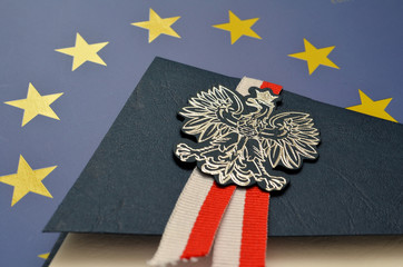 Godło Polski na tle flagi UE