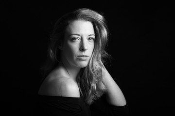 Naklejka premium Portrait of a beautiful woman black and white