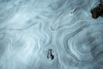 wavy lines on topping snow