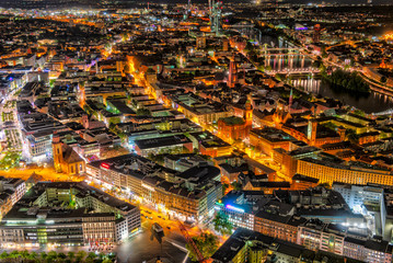 Fototapeta na wymiar Vogelperspektive der Innenstadt von Frankfurt am Main bei Nacht