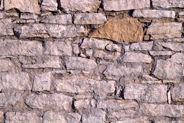 Stara ściana z kamienia w stadninie koni