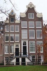 Fototapeta na wymiar middle-age amsterdam begijn courtyard buildings