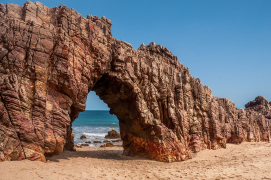 Jericoacoara, Cear&aacute;, Brasil. Outubro de 2018. Pedra Furada, ponto tur&iacute;stico em Jericoacoara.
