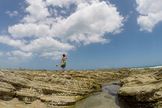 Jericoacoara, Cear&aacute;, Brasil. Outubro de 2018. Mulher observa o horizonte na praia