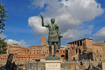 Obraz premium Roma, La statua di Nerva aii Fori Imperiali