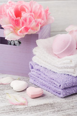 Obraz na płótnie Canvas Lavender foaming bath bombs and soaps
