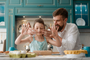 Dad paints daughter's face