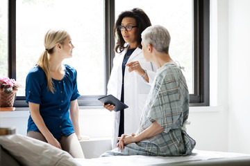 Doctor talking to hospital patients, 