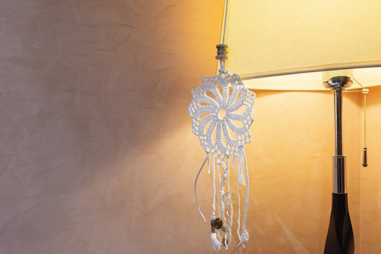 Atrapasue&ntilde;os blaco de ganchillo