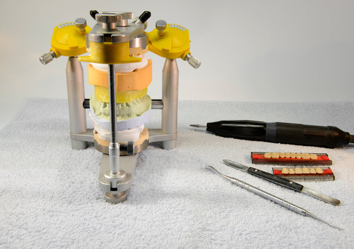 Artikulator mit Bissschablone und zahntechnisches Equipment