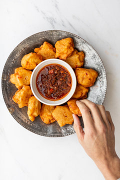 Pakora fritters with dipping sauce