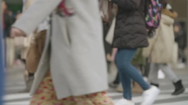 スローモーション スクランブル交差点を歩く人々 斜め チルトダウン 曇 2019年 冬 新宿 東京