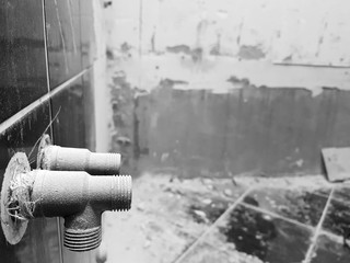 Repair in the bathroom and plumbing and water pipes