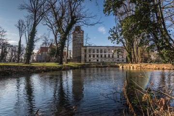 schloss mit baeume und bach