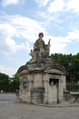 Fototapeta na wymiar Statue in Paris city park