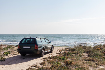 Fototapeta na wymiar rest is not the seashore, car near the ocean