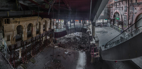 verfallenes kaufhaus in einer stadt panorama