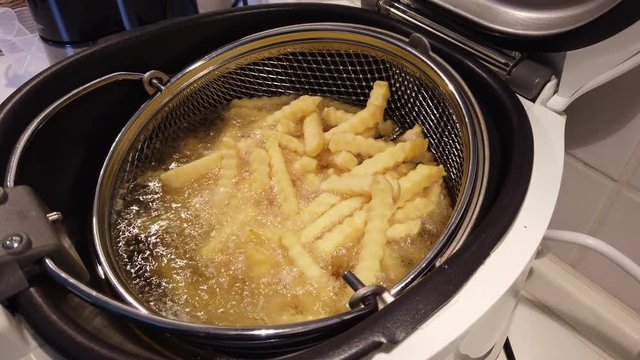 Fritteuse mit Pommes